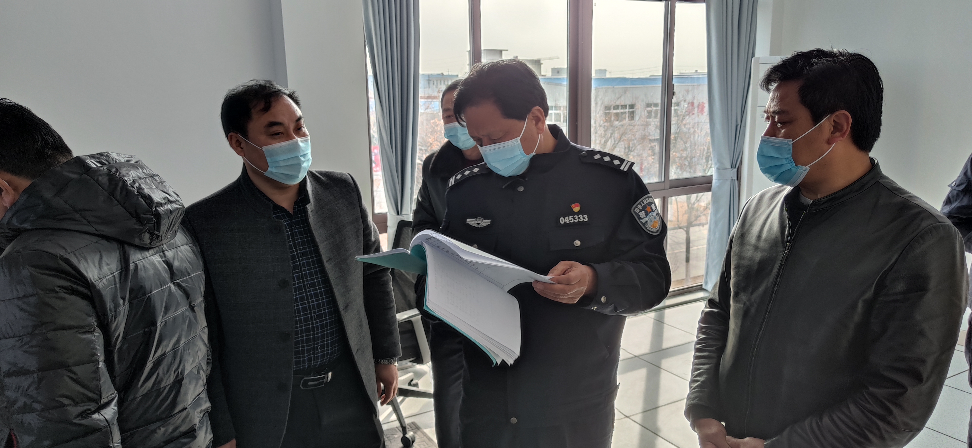 宿州市公安局保安監(jiān)管部門領導一行蒞臨公司檢查指導工作(圖4) 宿州市公安局保安監(jiān)管部門領導一行蒞臨公司檢查指導工作(圖4)